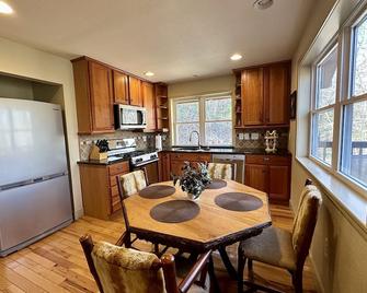 Charming Cabin Rental With Hiwassee Rive - Hayesville - Cocina