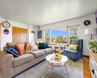 Curated for Cozy Longer Stays - Westmont - Living room