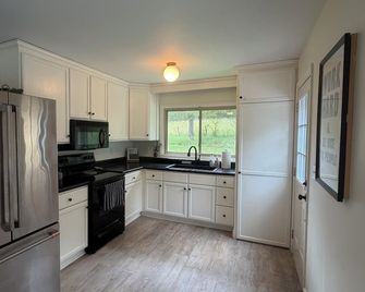 Cozy 2-bedroom vacation home, 15-minute drive to Spring Hill - Spring Hill - Кухня