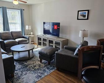 Acadia Villas! 5B Hunter's Way: A private neighborhood nestled in the woods. - Trenton - Sala de estar