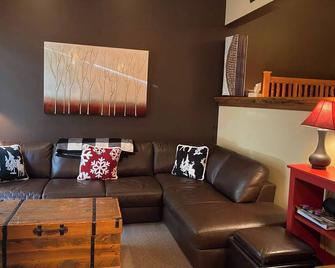 Ski In/Out. Mountain Side. Dog Friendly - Fernie - Living room