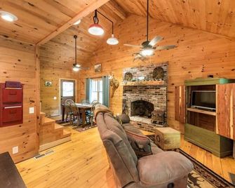 Welcome to the Perfect Remote Secluded Creekside Cabin w/ walk in creek access - Talking Rock - Living room