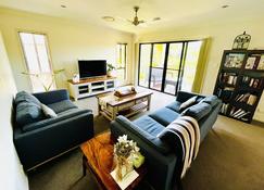 Huge Modern Home close to everything! - Tweed Heads - Living room