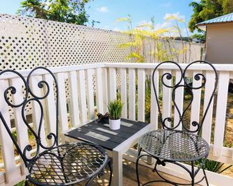 Apt w/ complimentary ride to airport -Ladyville AH - Ladyville - Balcony