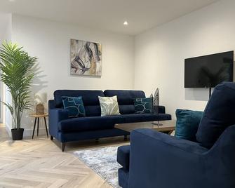 South Street Apartments - Isleworth - Living room