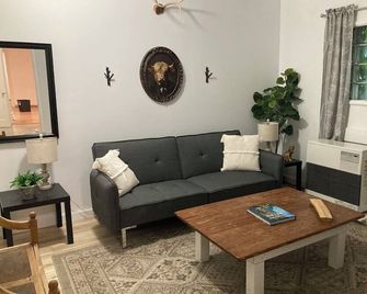Charming 2-bedroom cottage in lovely downtown Weaverville with WiFi, AC - Weaverville - Living room