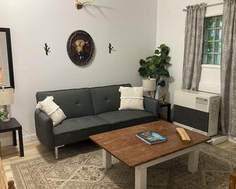 Charming 2-bedroom cottage in lovely downtown Weaverville with WiFi, AC - Weaverville - Living room