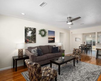 Comfy, Upgraded 3B/1Bth w Great Access to Airport - Fresno - Living room