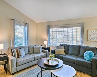 Stunning Anchorage Townhome ~ 5 Mi to Dtwn! - Anchorage - Sala de estar