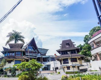 Sapadia Hotel Parapat - Parapat - Building