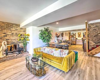 Large Lowell Apartment: 'Sun View Ranch 324' - Lowell - Sala de estar