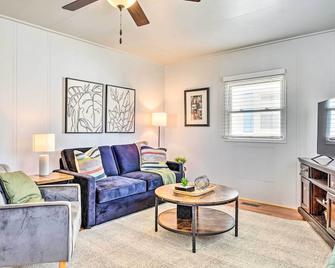 Anderson Bungalow Near University + Downtown! - Anderson - Huiskamer
