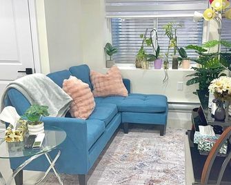 Modern 2br Suite Private Entrance Parking New - Вудсток