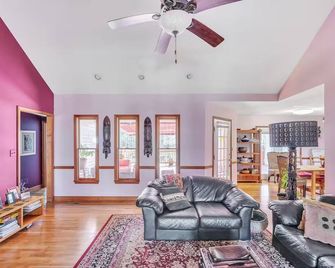 Rustic Elegance: Farmhouse Retreat In Covington - Covington - Living room