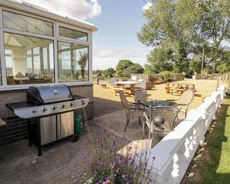Far Coley Farm and Kilnhurst Log Cabin - Stafford - Patio