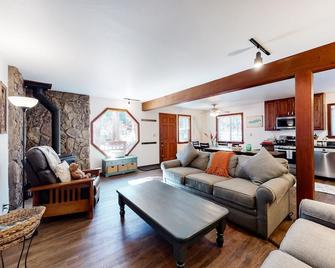 Truckee Mountain Retreat - Truckee - Living room