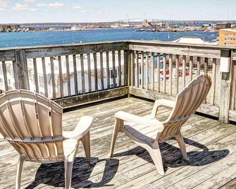 Wyndham Inn on the Harbor 1-Bedroom Suite – Coastal Charm in Newport, RI - Newport - Balcón