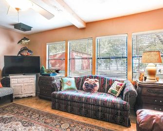 The Whacky Shack Family Cabin with Fire Pit! - Trinity - Sala de estar