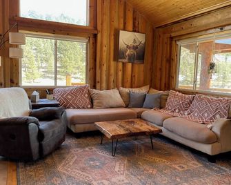 Cozy Family-Friendly Log Cabin Retreat in the Mountains - Westcliffe - Living room