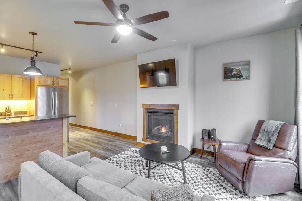 Downtown Columbia Falls Condo 16 Mi to Ski Resort - Columbia Falls - Salon