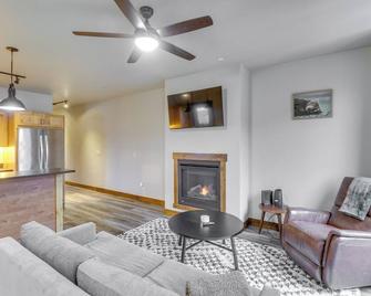 Downtown Columbia Falls Condo 16 Mi to Ski Resort - Columbia Falls - Living room