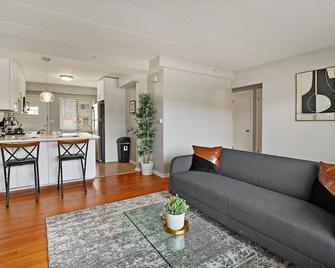 Cozy 1BR Apartment in Arlington Heights - Arlington Heights - Living room