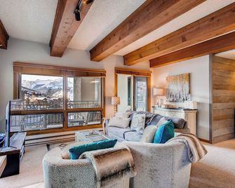 Mountain Views from this Plaza Condo - Sleeps 6 by RedAwning - Crested Butte - Living room