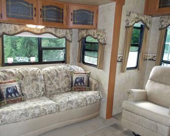 Private White Mountain Rv Camping With Big Views & High Speed Fiberoptic Wifi!!! - Woodsville - Living room