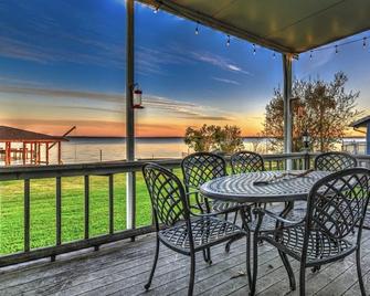 Beautiful Lake Front Home For Memories To Last A Lifetime! - Livingston - Balcony