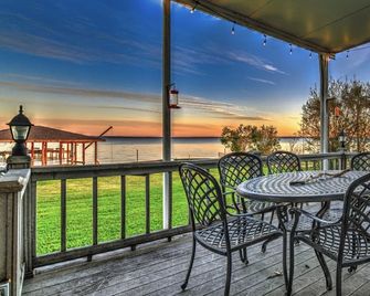 Beautiful Lake Front Home For Memories To Last A Lifetime! - Livingston - Balcón