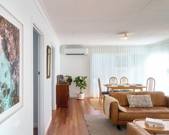 Sweet Az - Bicheno - Living room