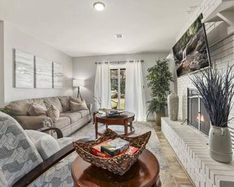 Market District Unit 2 - 1mi to DT Bentonville - Bentonville - Living room