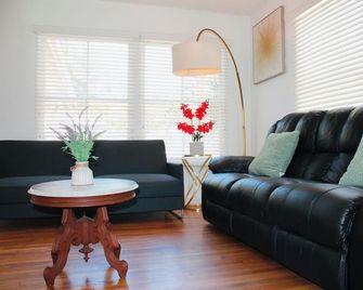 Los Angeles Blue Nest - Monterey Park - Living room