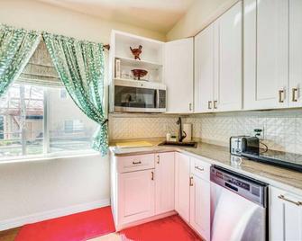 A Little Luxury near the AFA and Ford Amphitheater - Colorado Springs - Cocina