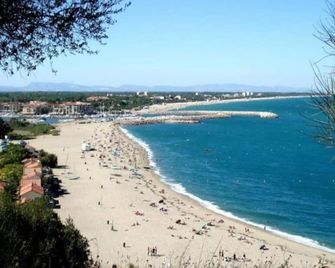 Villa in Le Boulou with Scenic Hilltop Views - Le Boulou - Strand
