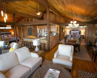 Pearl's Beach House - Point White/Lynwood, No-Bank waterfront, Mt. Rainier View - Bainbridge Island - Living room