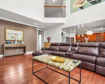 Poolside estate in charming Chattahoochee Hills, with WiFi, AC - Palmetto - Living room