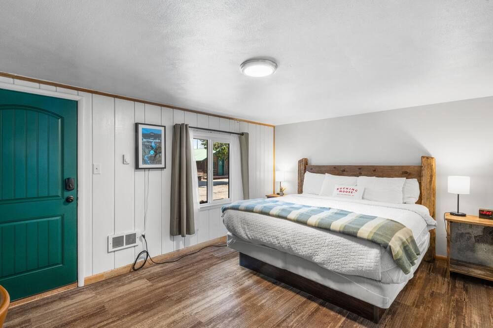 The Bucking Moose #07 Lynx Room King Suite, just 1 minute from Yellowstone. - ווסט ילוסטון - חדר שינה
