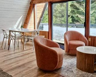 Alpine Modern A-Frame - Snoqualmie Pass - Living room