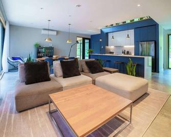 Luxurious Chalet Ambre - Waterfront, Spa, and Fireplace! - Pine Hill - Sala de estar