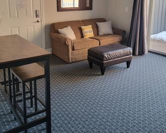 Stram 206 - Ludington - Living room