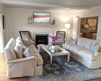 Beautiful Hunting Creek Neighborhood Derby Rental, sleeps 12 ppl - Prospect - Living room