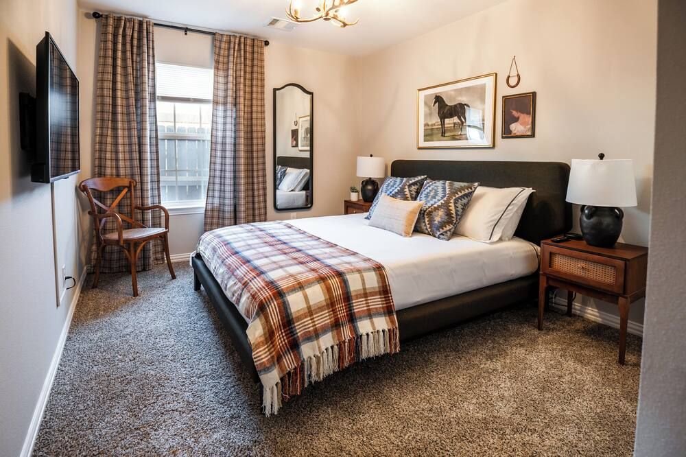 Rustic Ranch Retreat - King Bed, Patio & Free Parking - Dallas - Quarto
