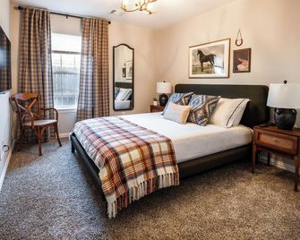 Rustic Ranch Retreat - King Bed, Patio & Free Parking - Dallas - Habitación