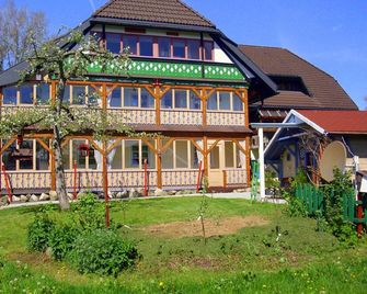 Beautiful Apartment in a Black Forest House With Conservatory - Bernau im Schwarzwald - Будівля