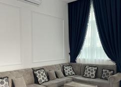 Modern Villa In Ajman 5master Rooms - Ajman - Salon