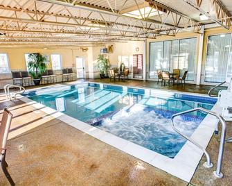 Comfort Inn & Suites - Triadelphia - Pool