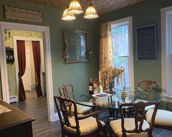 The Old Jail Hideaway At Jim Thorpe, P.A. - Private Parking - Jim Thorpe - Dining room