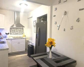 Modern Private Bedroom with Bus Stop to NYC - Englewood - Kitchen