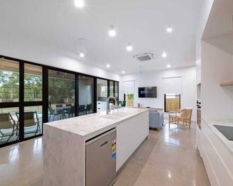 Hideaway Bays Luxury brand new house - across from the beach! - Hideaway Bay - Cocina